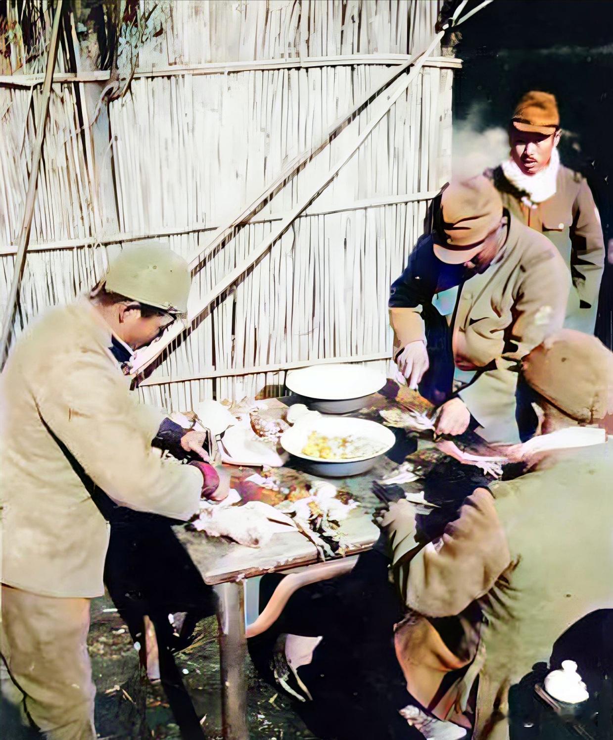 1938年，日军在富庶的扬州，也过上了“好”日子。这几个是日本伙夫，此时正在处理