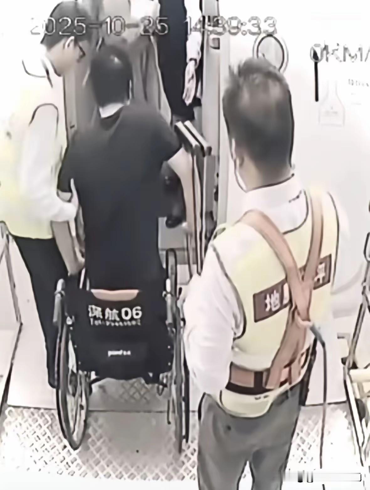 郑智化以后商演估计没人敢请了！监控视频显示，多名工作人员陪同郑智化上机，郑智