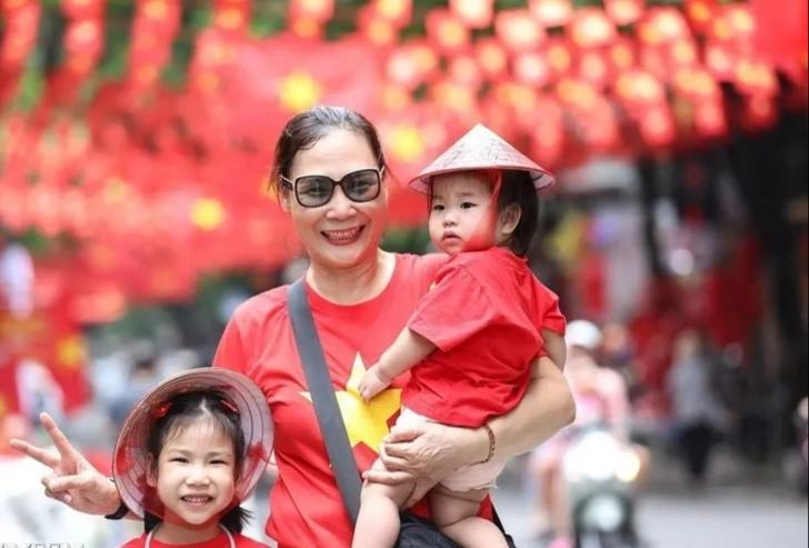越南派发国庆“小糖果”9月2日越南国庆将至，政府给每位公民发放10万越南盾（约