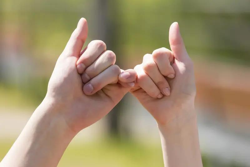 一位网友质问：“女人出轨，就好比一碗面被10双筷子吃过，而男人出轨，就好比一双