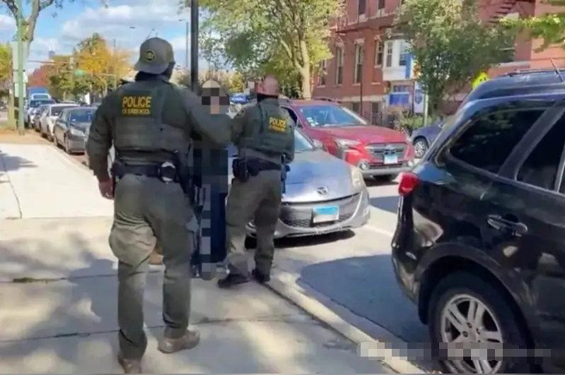 10月23日中午，在美国芝加哥桥港区，一华人男子自家门前的车上取物时，一辆灰色S