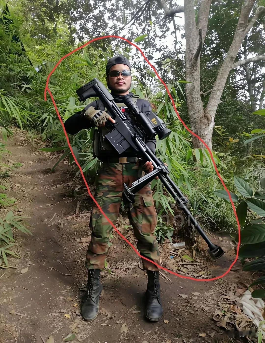 这把远程狙击步枪牛不牛！这是柬埔寨一名前线士兵。发布的一张人枪合一的照片