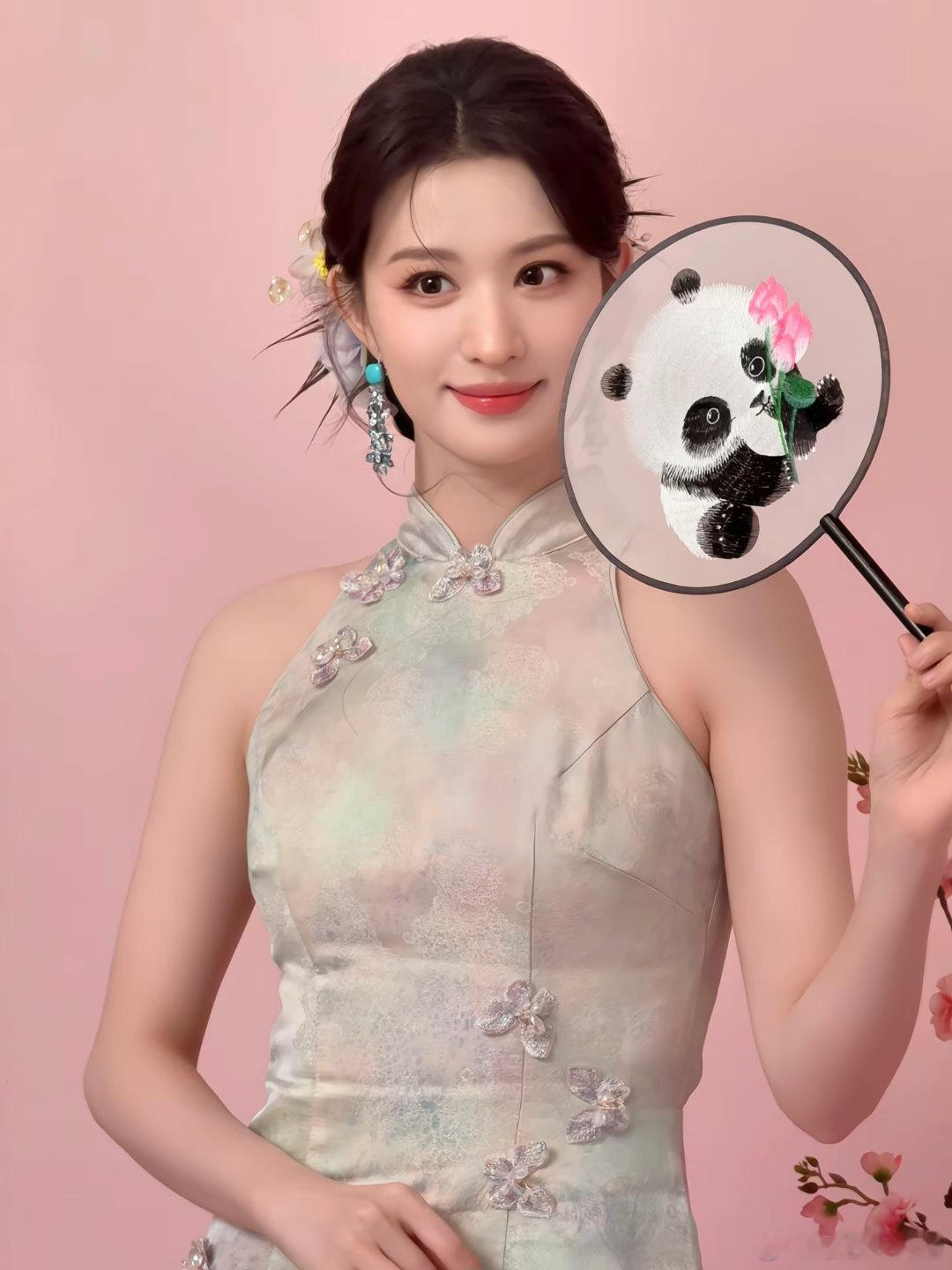 王楚然中式旗袍摇曳生姿王楚然正宗东方古典美人味对比过不少旗袍造型，还是觉得王楚