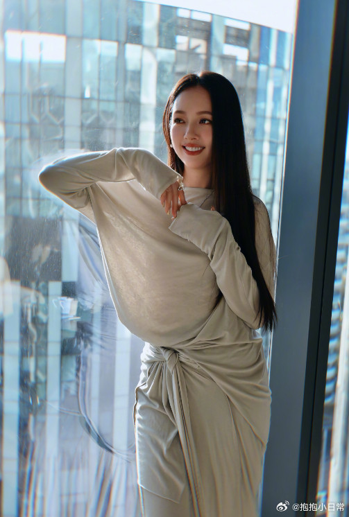 向佐老婆晒生活照，脸部圆润饱满更加富态，阔太太生活发福不少。向佐堪称娱乐圈的