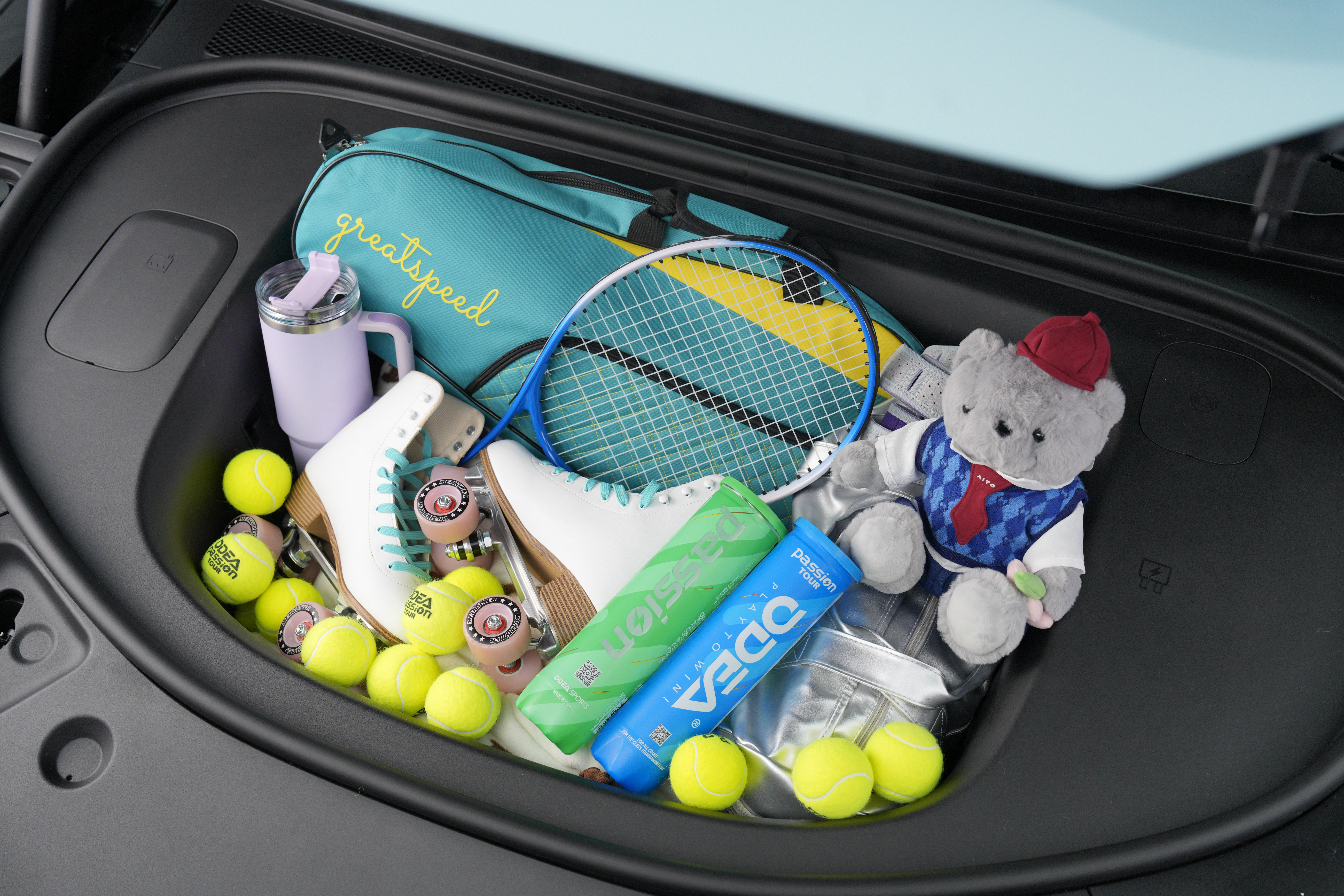 余承东现场展示问界M6前备箱空间看车看了大半个月，最后还是被问界M6的座舱拿下了