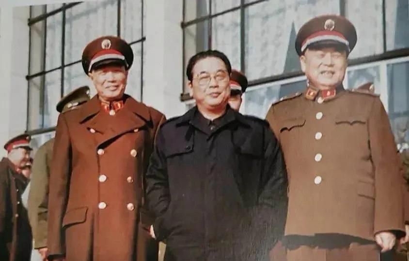 1985年，国防大学成立之际，一张老照片定格了这一重要时刻。画面中，李鹏与国防大