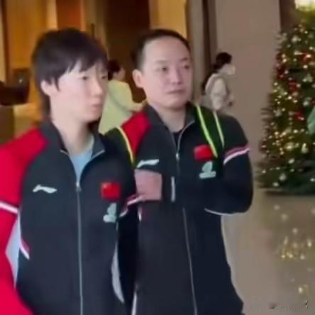 快看！王曼昱和任皓一起上班了，虽然国乒教练竞聘还没有结果，但是这对师徒八九不离