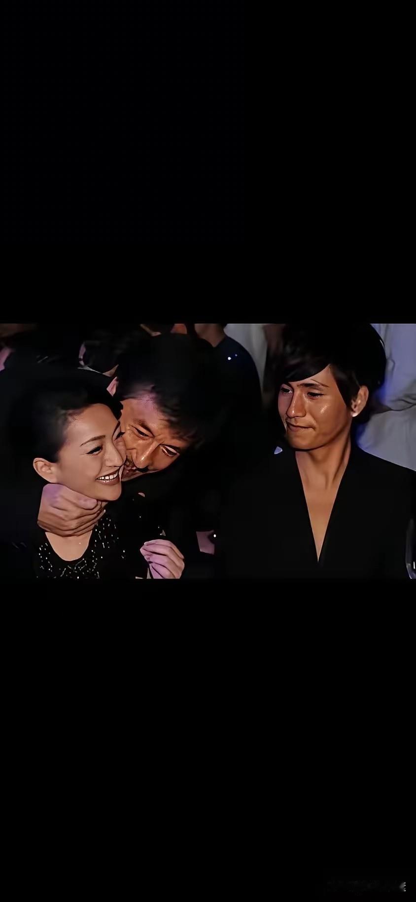 成龙大哥真的是人中龙凤,个中翘楚。他的气场太强大了,女明星演员见了他无一不两腿发