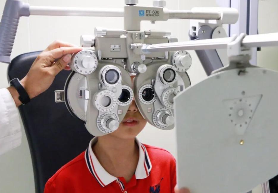 一副眼镜，能有多大的生意？在江苏丹阳，是800亿的产业；在全球，是900亿美元的