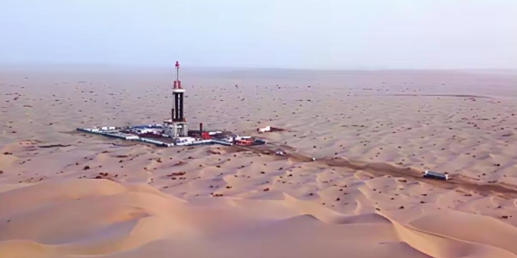 沙漠下面几乎全是石油，中国石油对外依存度72.2%，可是光塔克拉玛干沙漠之下，探