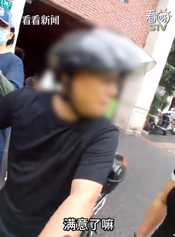 “警察都给逗笑了！”7月2日看看新闻报道，上海一个男人骑电动车，老婆坐在后座，在