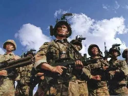 中国人民解放军特种部队。老军迷们，你们是否熟悉这几张军事书籍上面的老照片，是否勾