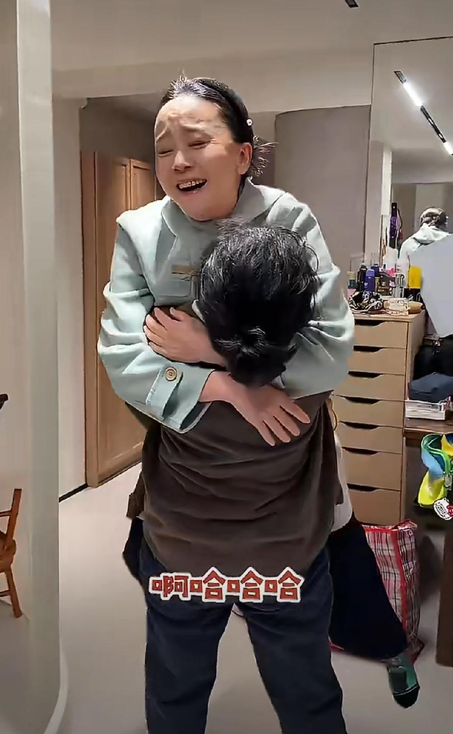 有些明星感觉带货带的都魔怔了，比如尔豪的老婆王一楠。她拍的日常小视频挺不错的