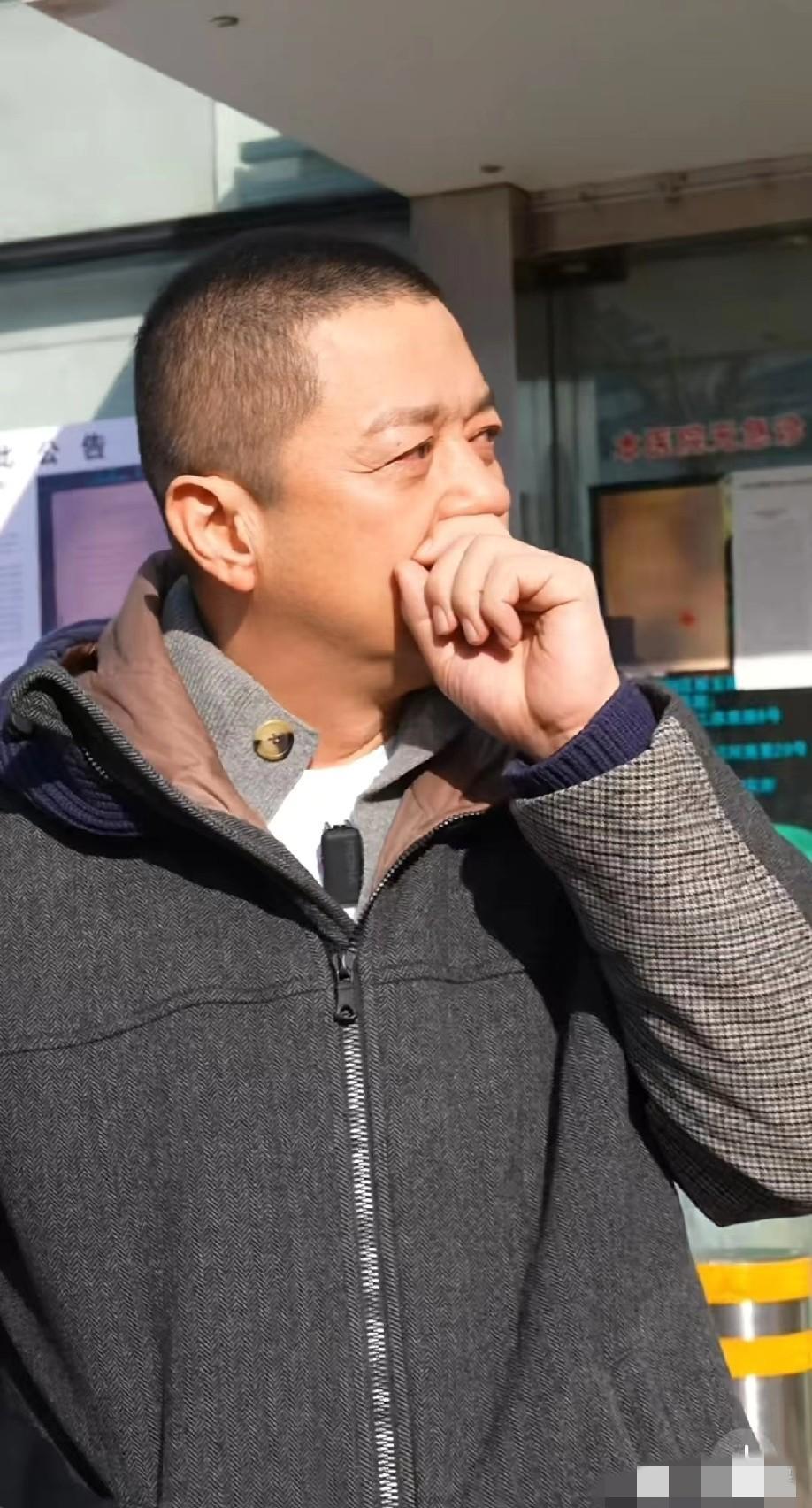 李亚鹏这次真的难了。医院门口的腾退公告贴了两个月，里面的唇腭裂手术还在做。