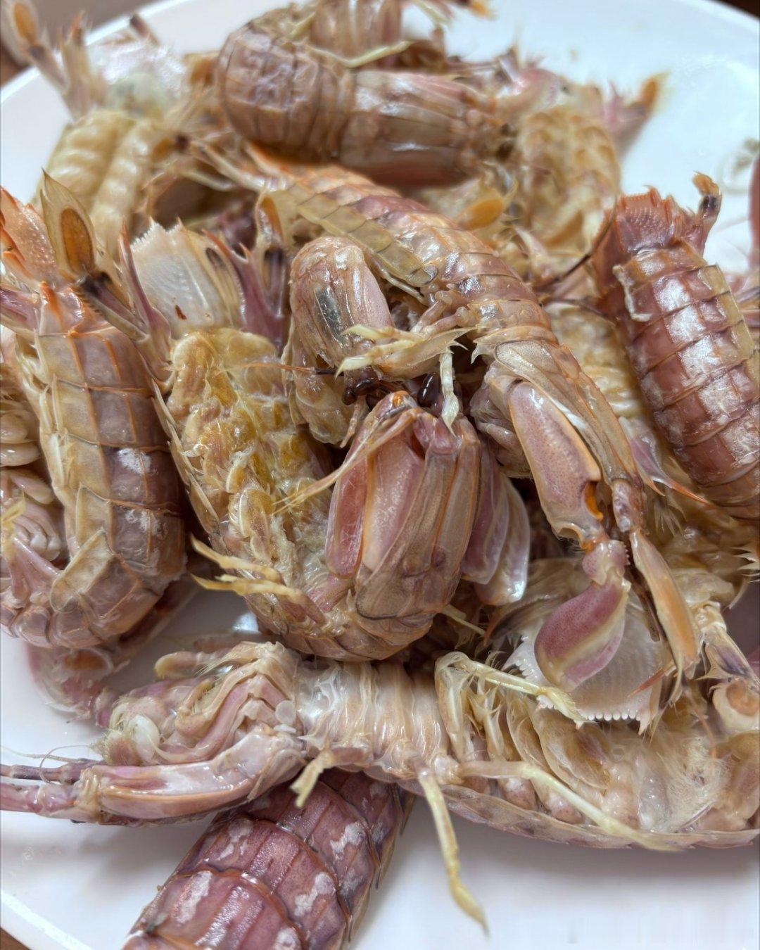 美食我的美食日记不可辜负的美食旅途最大惊喜，莫过于一场海鲜盛宴的偶遇！清蒸多宝鱼油亮诱人，葱丝红椒一