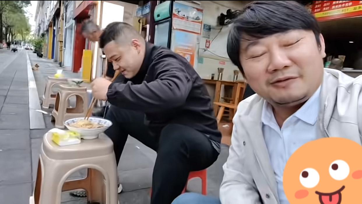 女孩：吃个早饭还自己亲自拍照，我靠！[捂脸哭]原来张雪也在路边吃过早餐，不同的是他