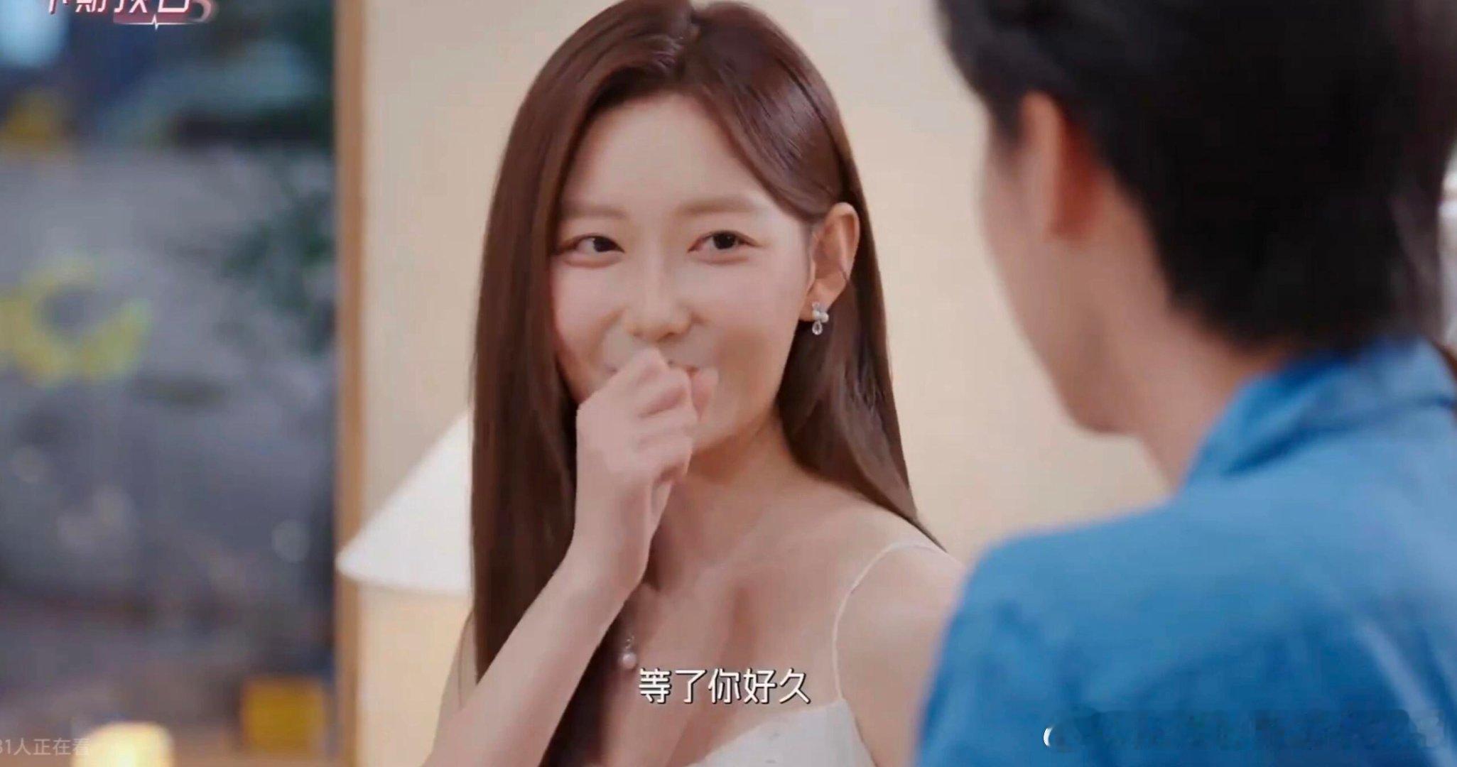 笑死,心动9双胞胎妹妹一说话就自动举起话筒哈哈哈哈哈心动9的双胞胎妹妹怎么回事，