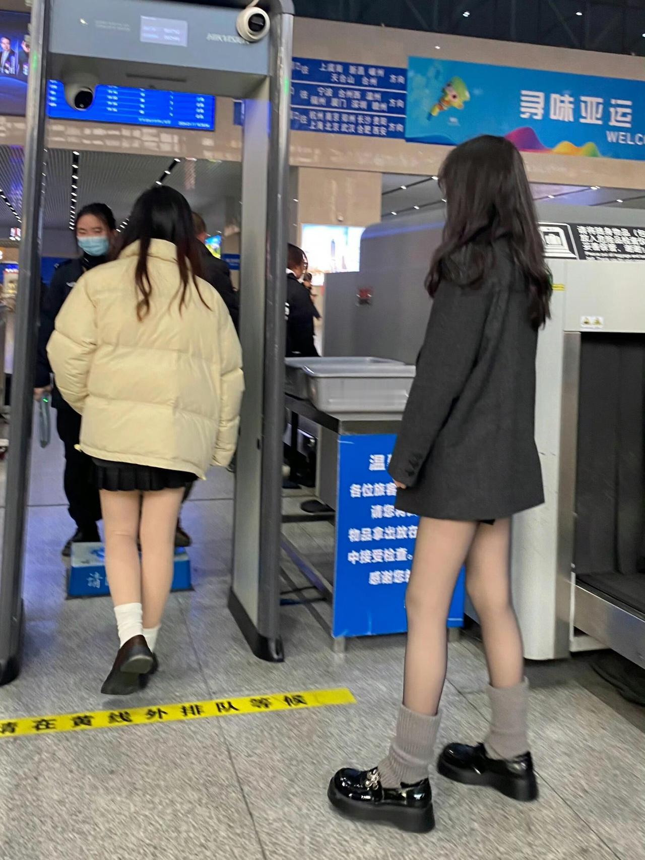 排队过安检的美女