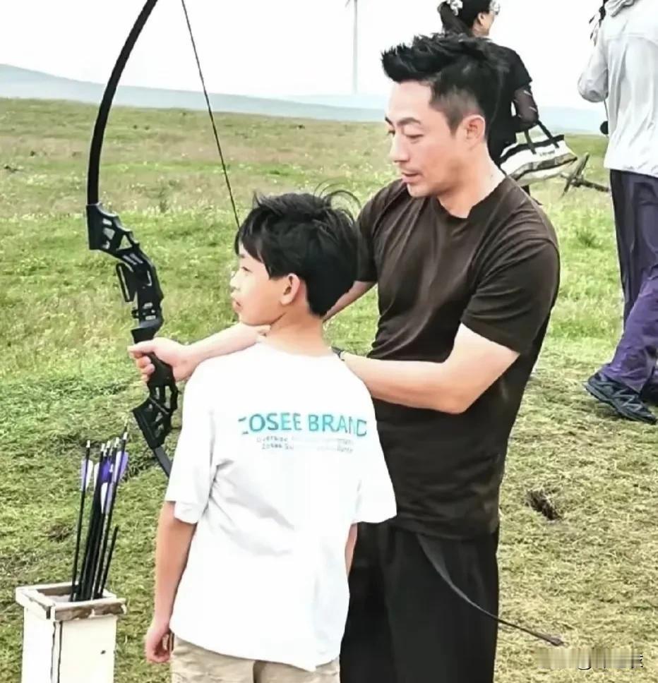 对于汪小菲这个人，有网友说，他比一般人内核还空，毕竟这么好的家庭条件，这么好的教