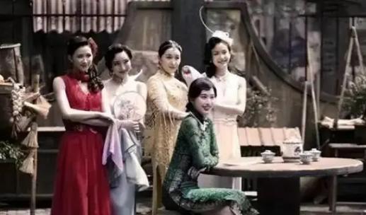 王克琴躺在冰冷的红木大床上，全身僵硬得像块石头，因为她的肚子正被一个满头白发的男