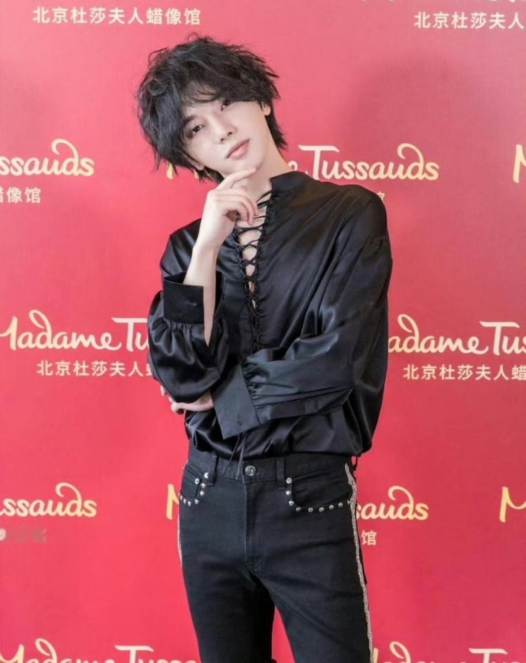 华晨宇蜡像华晨宇蜡像，这个制作水平确实是低到令人发指了。你可以做的不像，但是明星