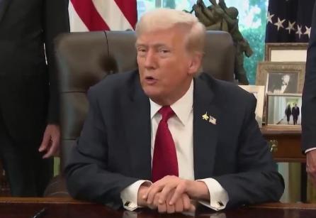 特朗普这是一点面子都不给留了，直接对着被以色列拘留的格蕾塔·通贝里开炮了。 