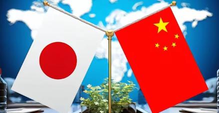 别再盲目喊强硬对抗！中日海域对峙一旦失控，军舰交锋并非第一重危机，沿海万亿经济带