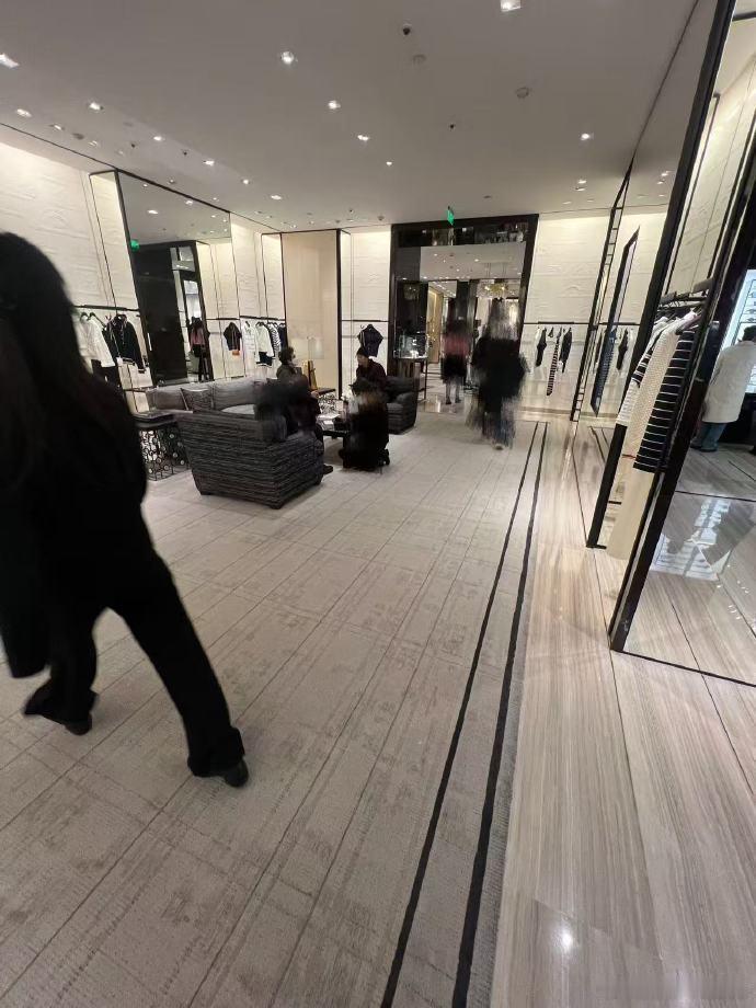 网友偶遇陈伟霆带妈妈逛街，生日当天的专属陪伴太暖了！全程贴心照料、温柔互动，帅气