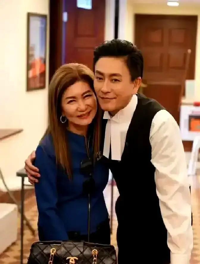 黄宗泽45岁生日，整个香港娱乐圈都动了。乐易玲亲自到场，朱茵蔡少芬同框合唱，蛋糕