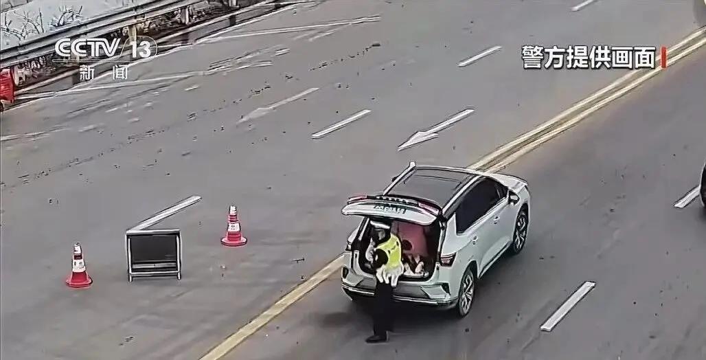 全家人回家过年，车里面坐不下怎么办？这个家长就这样解决了难题。一家人回老家过年