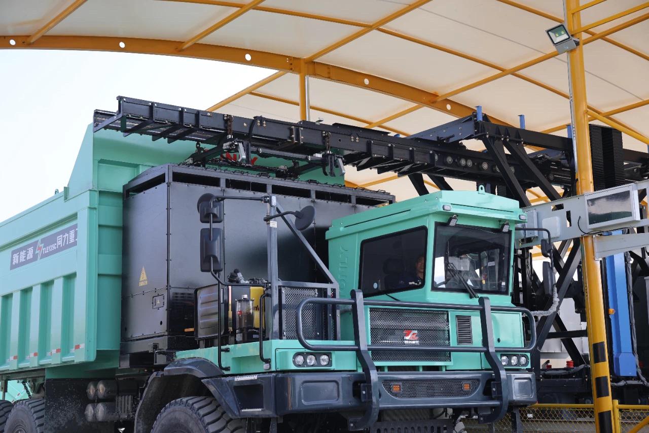 为什么大型矿山都换成电动卡车了？因为一辆90吨的卡车来回拉货，忙活一整天，最后消