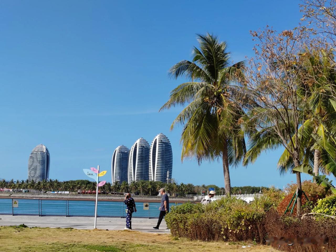 今天来到了三亚的地标性建筑凤凰岛，因为凤凰岛的违建，三亚市市长王勇被抓。三亚也因