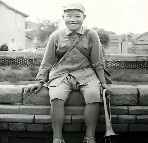 🌛1942年，16岁的八路军小战士宋双来，在送信回去途中，遭遇了日伪军的骑