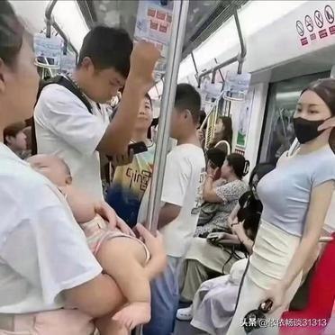 今天坐地铁，亲眼看见一幕，心里挺不是滋味的，说实话我都有点不好意思。车厢里座