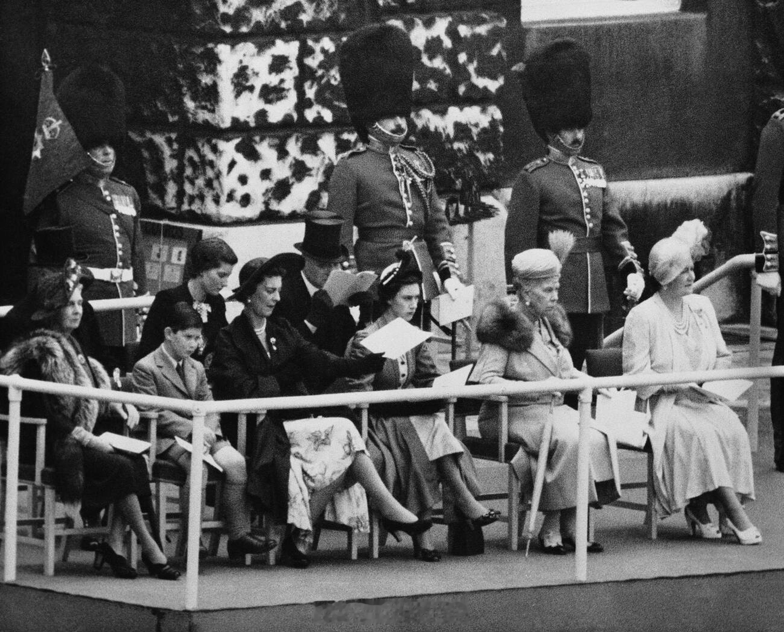 英国王室1950年7月5日，乔治六世在伦敦皇家阅兵场向冷溪卫团颁发新军旗，伊