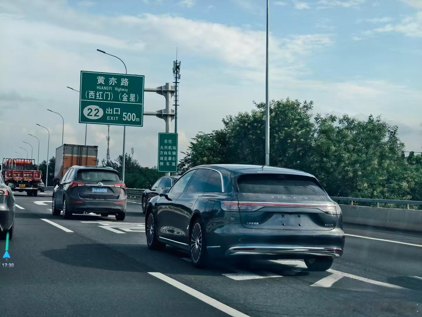 享界S9T的无伪装测试车队？这尾部是真的肥啊。新能源汽车大v聊车​​​