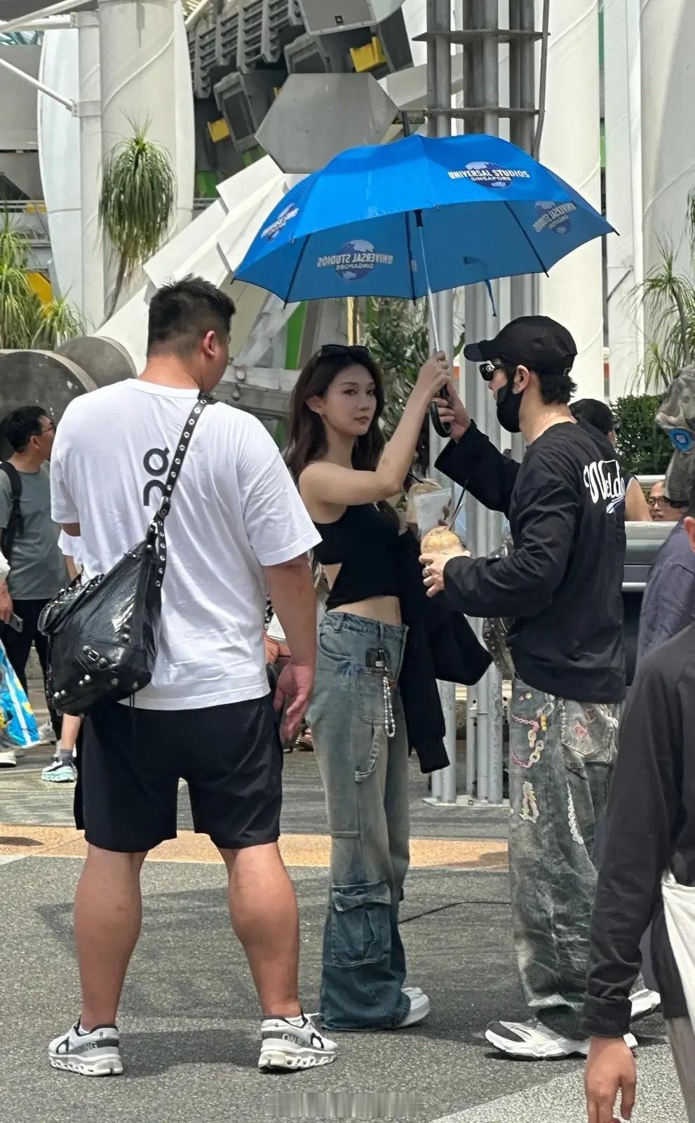 黄晓明带新女伴新加坡旅游，绅士给女方撑伞，身材不如杨颖叶珂！