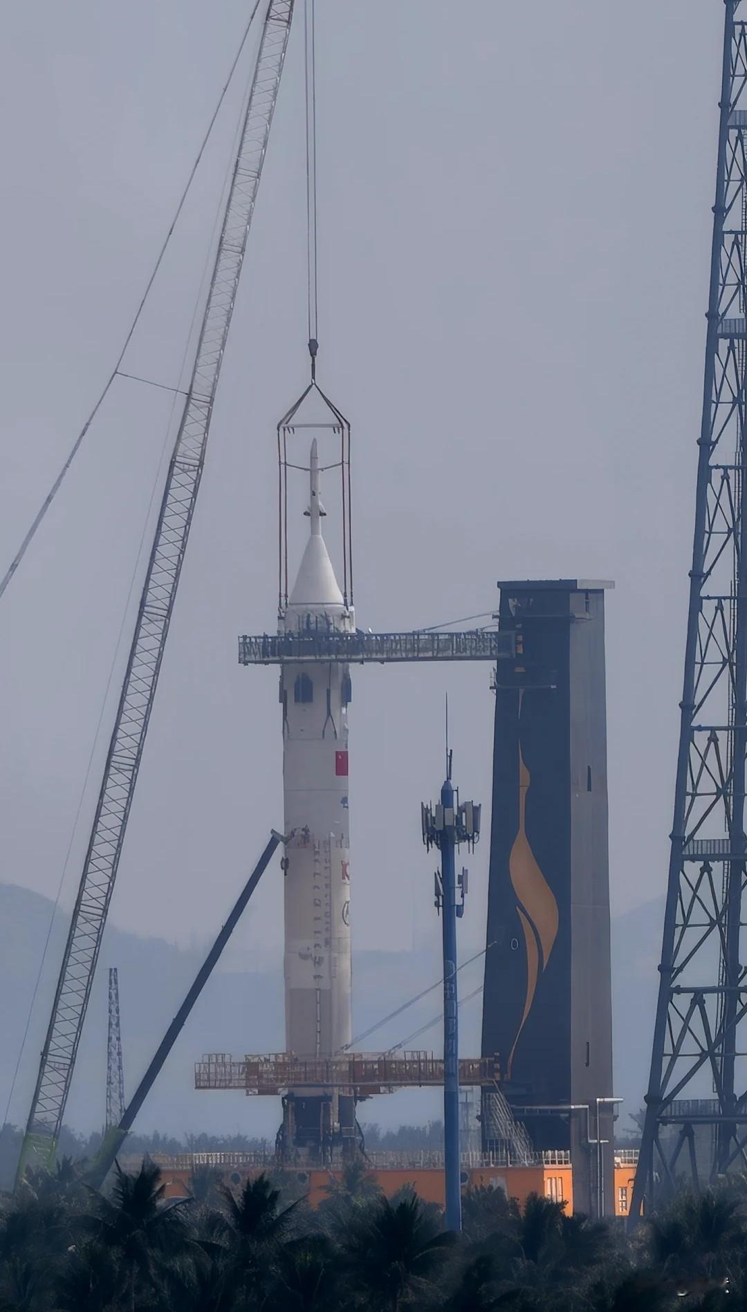 【我国登月火箭重大进展！】据媒体消息，日前用于载人登月发射任务的长征十号火箭成功