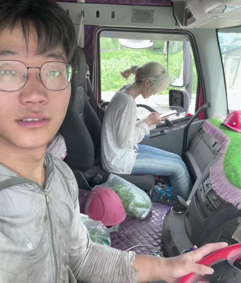 她宁愿看手机都不看你，手机里到底有谁在啊[滑稽笑]