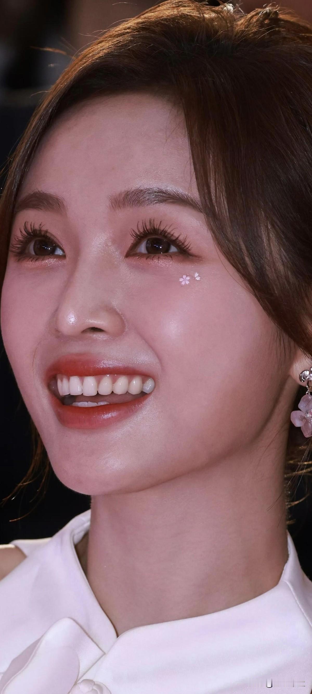 吴宣仪怼脸生图挑战​​​:这怼脸拍的，我直接封神！姐姐的美貌暴击，我心甘情愿挨