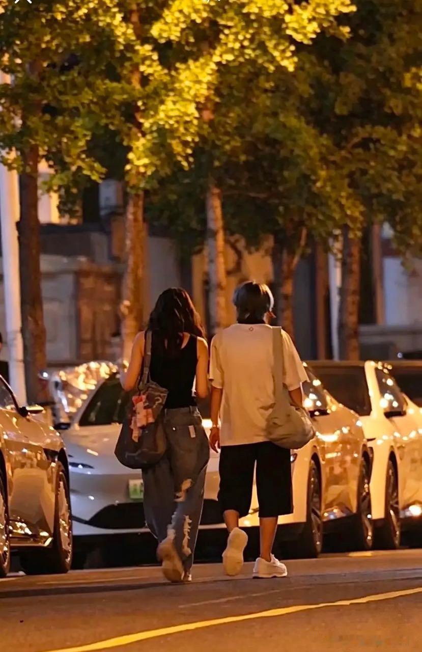 很多人说，她们是好朋友吧。李小冉和王濛。但未免有太多巧合——怎么总是拍到她们？好朋友也这么亲密？李小
