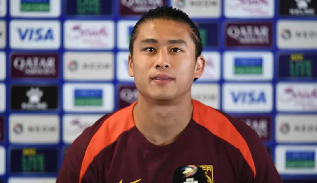 中国男足球星张玉宁真是太鼓舞人心了！在今天进行的中国队和印尼队的赛前发布会上，张