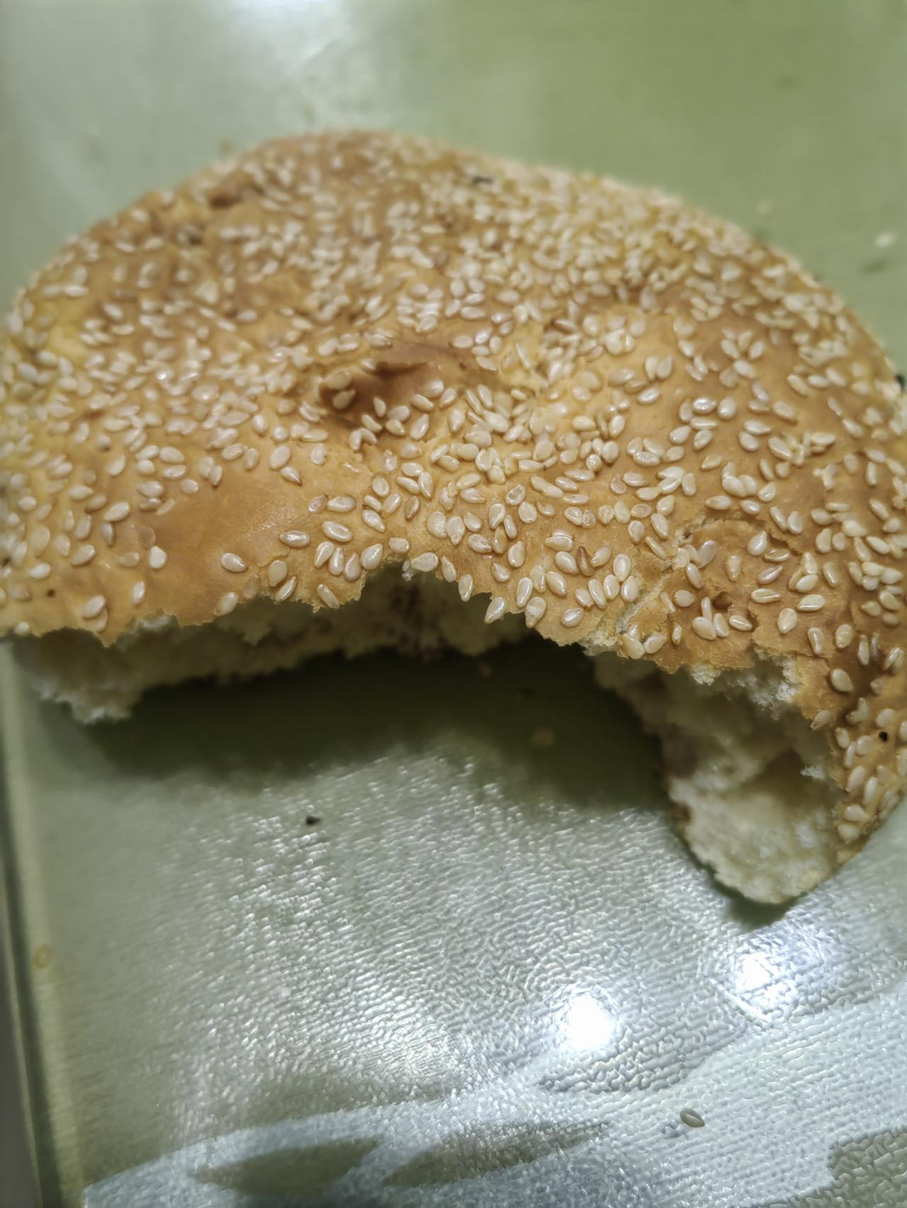 这是我在南京新街口地铁附近买的烧饼。叫王婆烧饼，我也是按着烧饼买的，但买回来看怎