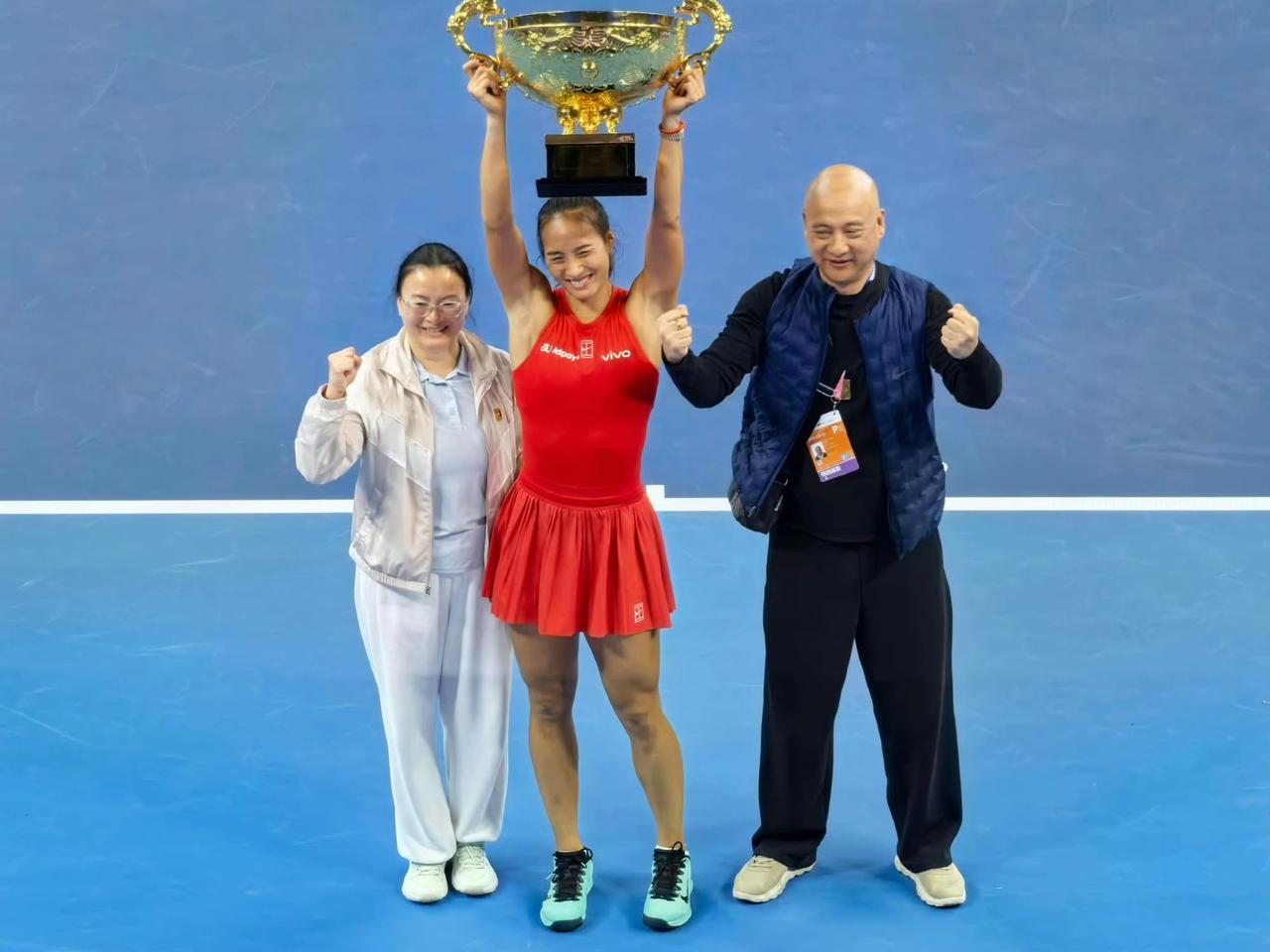 早些年，郑钦文父亲郑建坪为支持女儿的网球梦想，先后卖掉老家唯一住房和襄阳的房产，