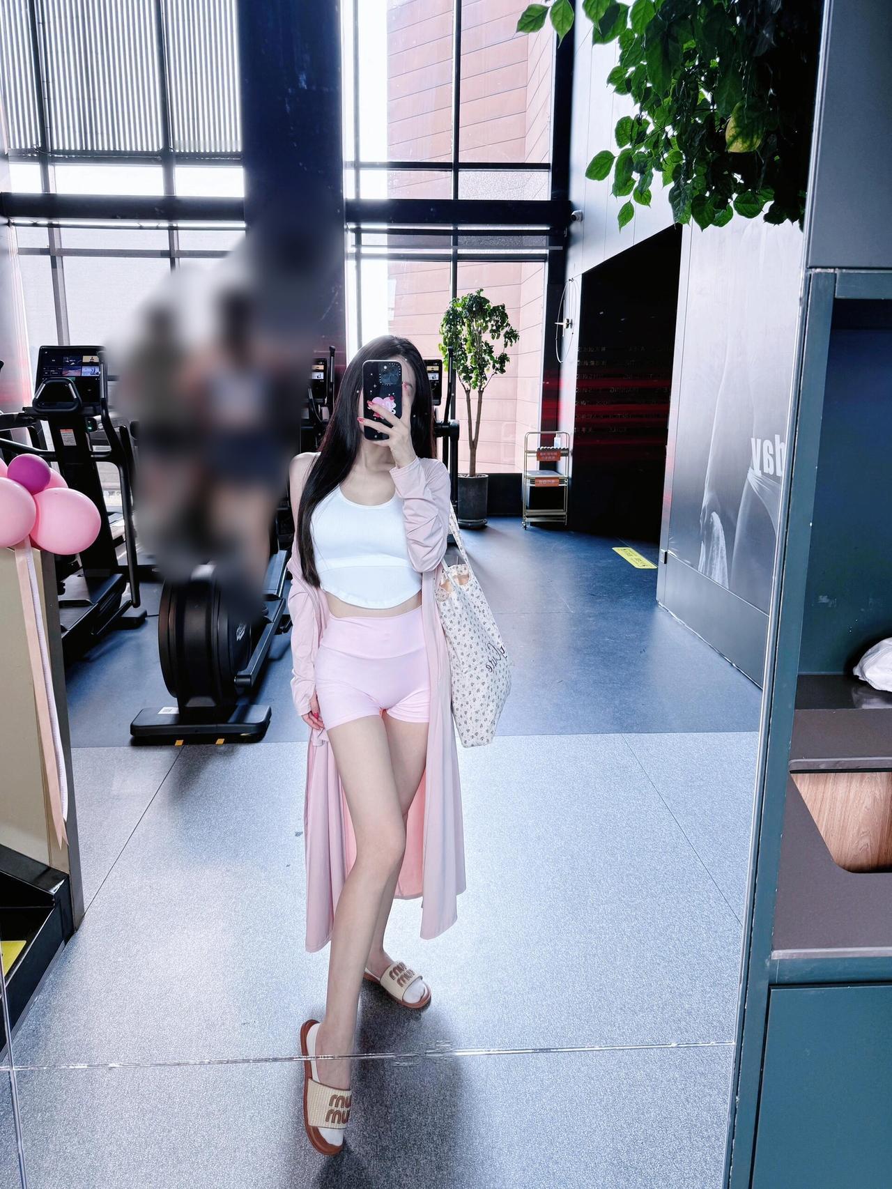 气质远比长相重要😘运动一小时，拍照一小时，哈哈哈哈坚持练瑜伽，真的大有