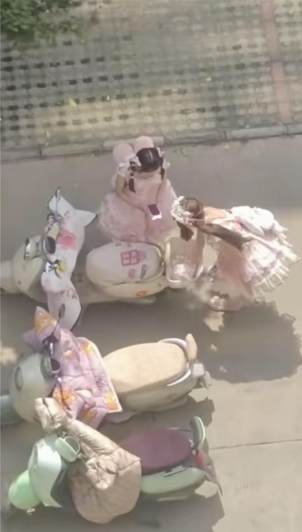 如果是你女儿，每天不读书，不上班，整天打扮得奇奇怪怪，和一群一样的朋友出去玩，你