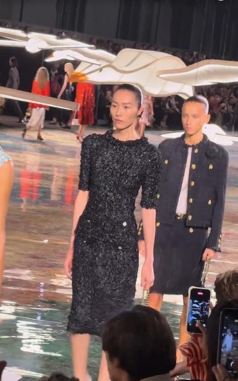 香奈儿大秀：王一博冷脸姨味重，王菲女儿低胸大胆，辛芷蕾上热搜​