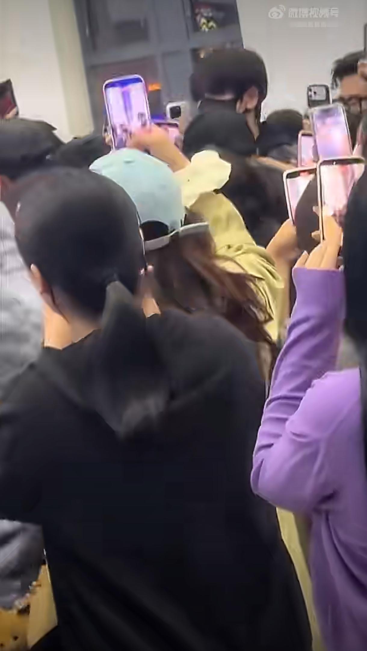 高铁站这段真的看哭了张凌赫被恶意围拍人群里被挤得后退半步，躲闪的眼神，强撑的