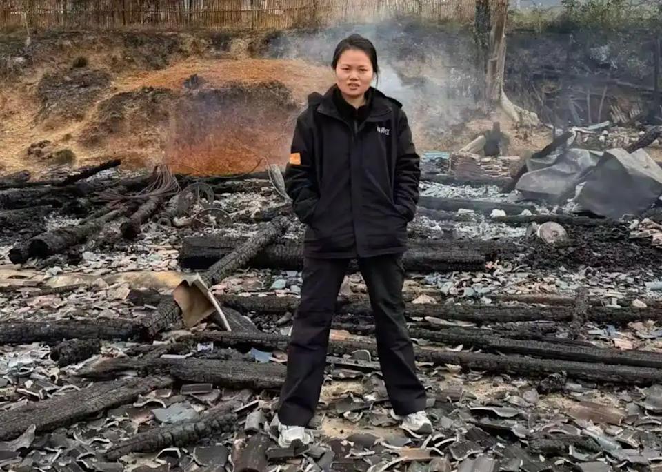 老家被恶火彻底烧光，换作谁都得崩溃到瘫坐在地吧？可这位乐观妹子却在满目疮痍的残骸