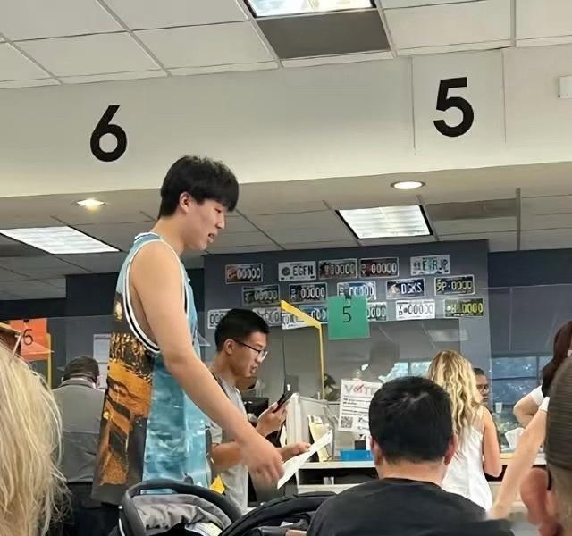 开拓者队记透露，杨瀚森目前已通过了美国的驾照考试🚗杨瀚森表示，自己计划先购买一